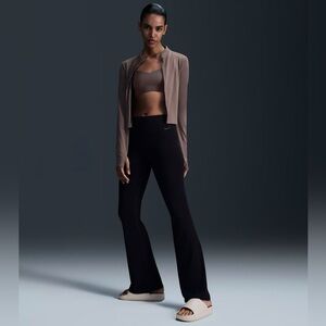 Nike Be Strong Fit Dry Regular Fit Flared Leg Mid Rise Black Leggings